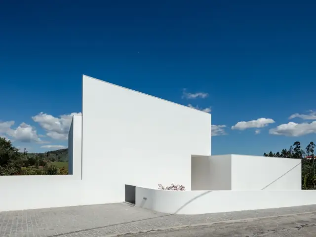 Une façade énigmatique qui suscite la curiosité