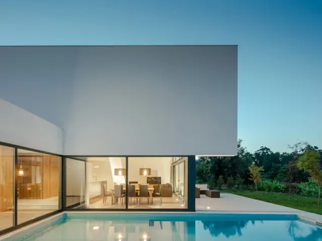 Une vaste piscine prolongée par une terrasse