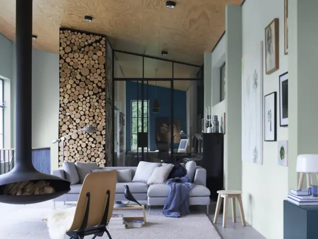 Un faux-plafond en bois pour réchauffer l'atmosphère