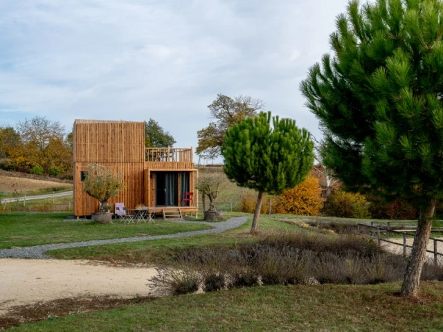 Le bardage est en bois de pin douglas