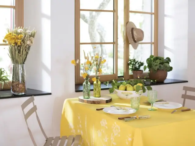 Une table ensoleillée pour un déjeuner printanier 