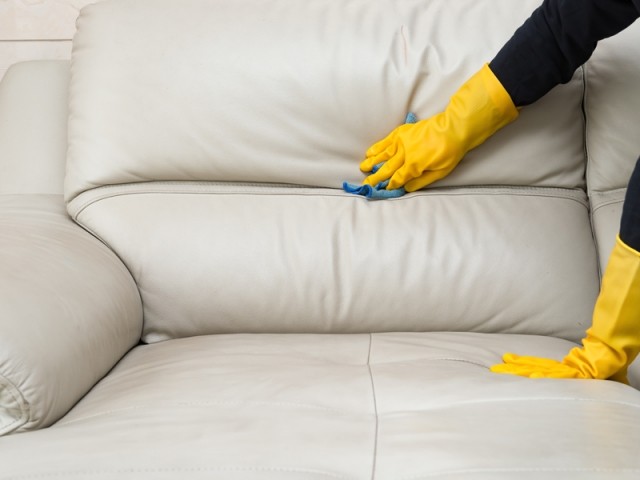 Guide d'entretien - Comment nettoyer un canapé en similicuir ?