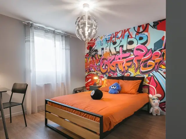 Après : une chambre de garçon aux accents street art