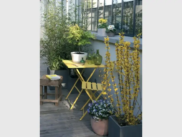 Des meubles en métal jaune pour un balcon dynamique