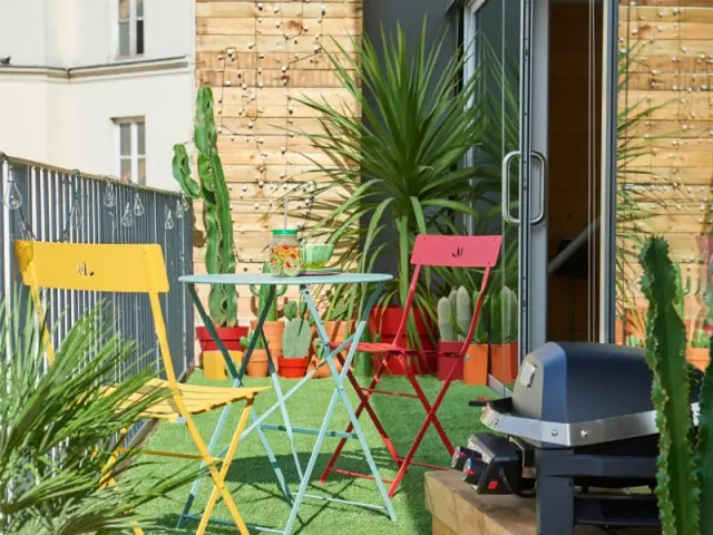 Illuminer son balcon avec des meubles multicolores