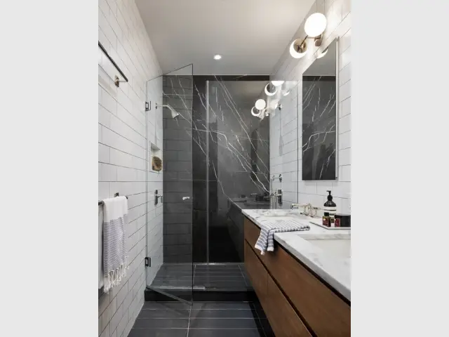 Une salle de bains chic et élégante