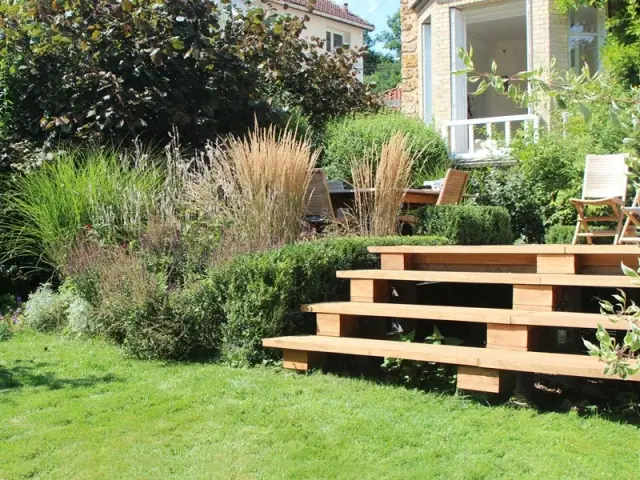 Une terrasse en acacia exposée plein sud