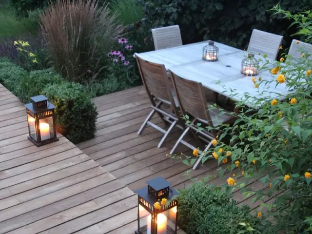 Une terrasse cosy éclairée en douceur