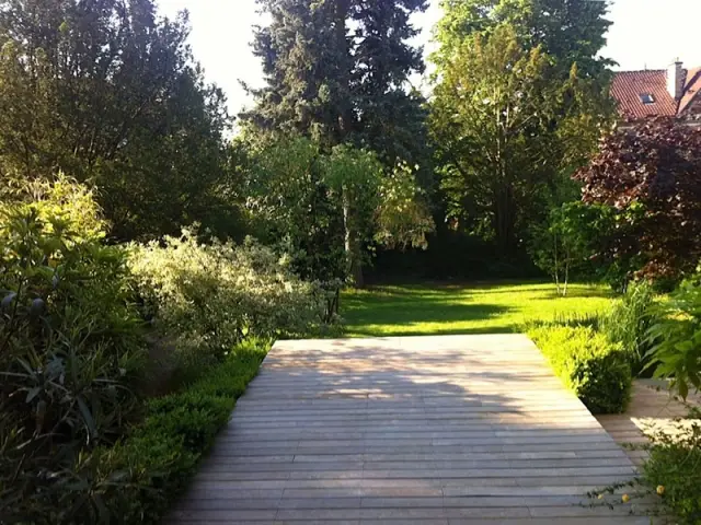 Une grande pelouse façon jardin à l'anglaise