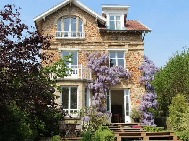 Rénové, un jardin contemporain dynamise une meulière ancienne