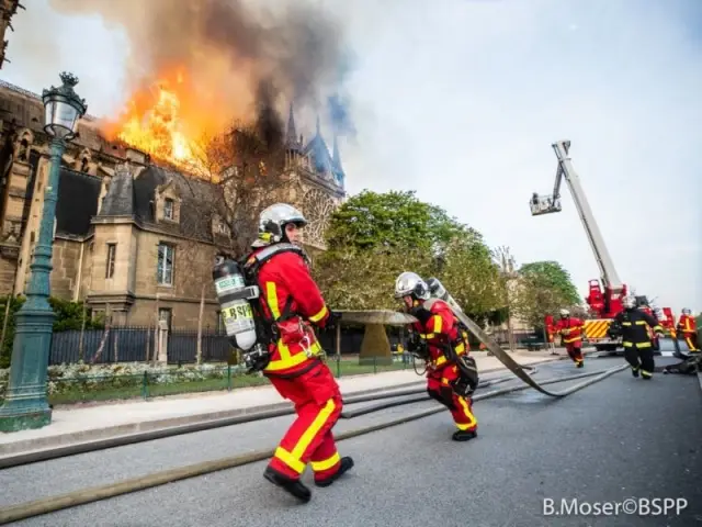 Intervention des pompiers à Notre-Dame de Paris