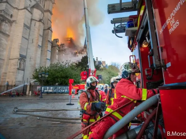 400 pompiers pour éteindre l'incendie - Intervention des pompiers à Notre-Dame de Paris