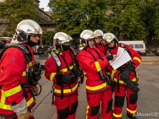 Des blessés parmi les forces de l'ordre - Intervention des pompiers à Notre-Dame de Paris