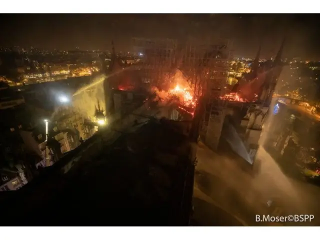 La voûte de la cathédrale percée - Intervention des pompiers à Notre-Dame de Paris