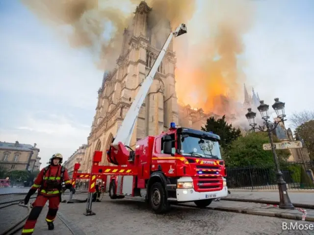 La charpente partie en fumée - Intervention des pompiers à Notre-Dame de Paris