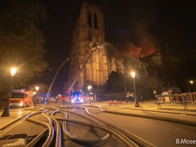 Les deux tours préservées - Intervention des pompiers à Notre-Dame de Paris