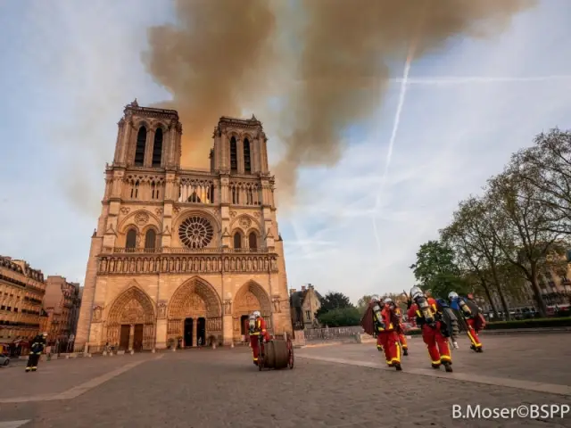 L'incendie de Notre-Dame de Paris, vu du parvis