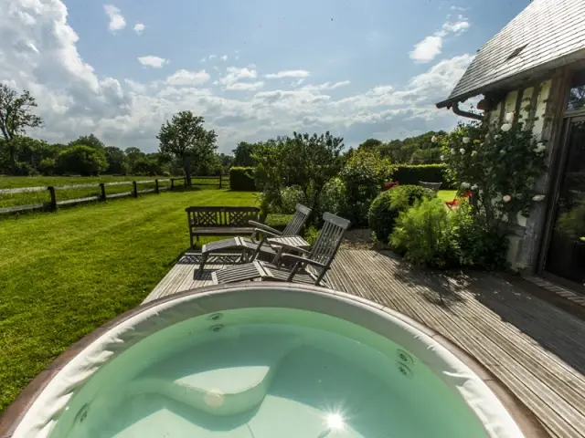 Un jardin avec terrasse et spa