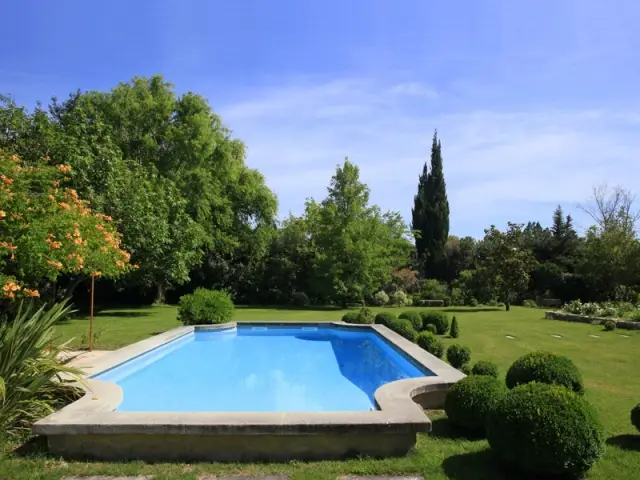 Une piscine aux allures de bassin aixois