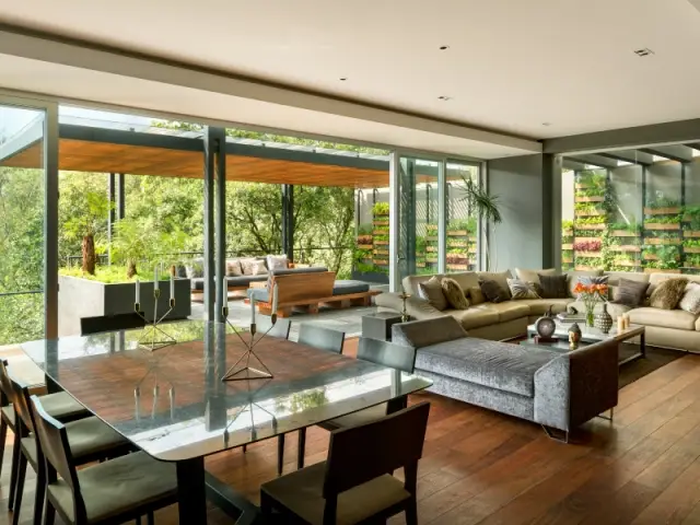 Un salon et une salle à manger dans la Villa Jardin