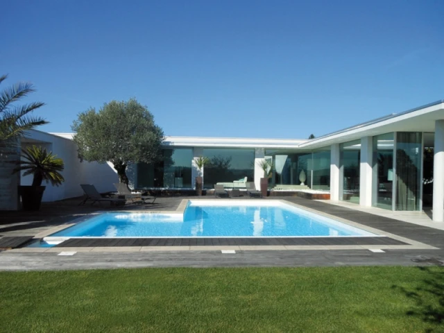 Avant : une piscine classique en L - Le bassin avant sa rénovation, récompensée aux Trophées de la piscine de la FPP