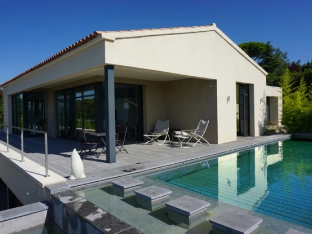 Le terrain contraint la piscine à être très proche de la maison