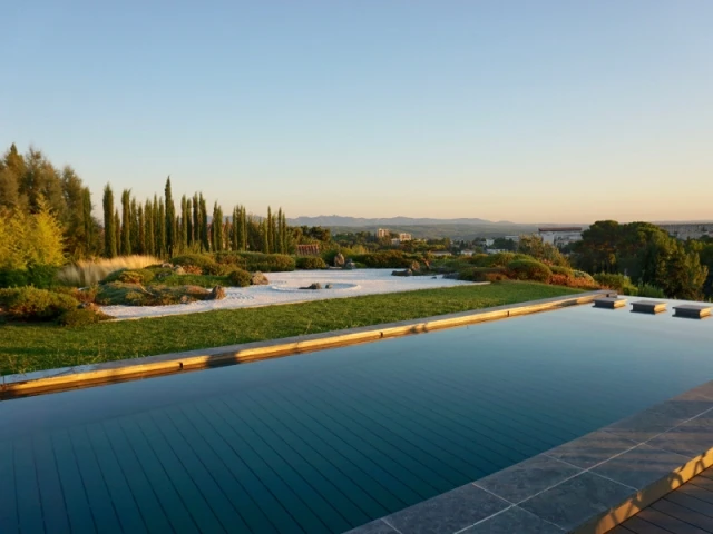 Une piscine à fond mobile avec vue sur la Provence