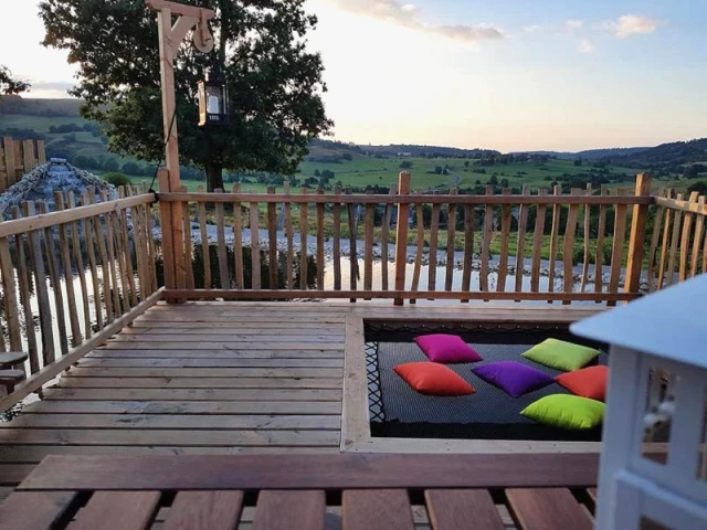 Un filet sur la terrasse comme un hamac au-dessus de l'eau