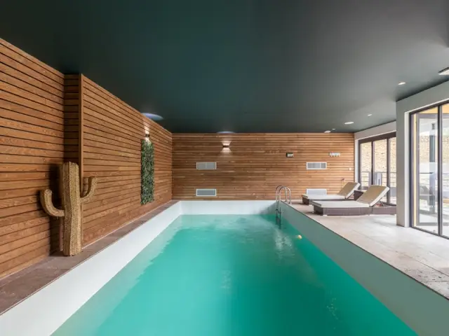 Une piscine intérieure à l'eau turquoise