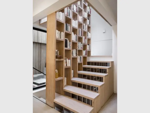 Un escalier et son meuble en bois comme une bibliothèque