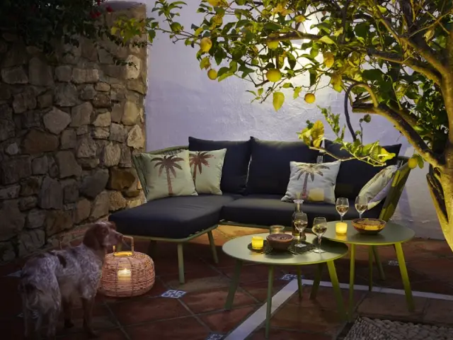 Un salon de jardin extérieur accueillant et confortable