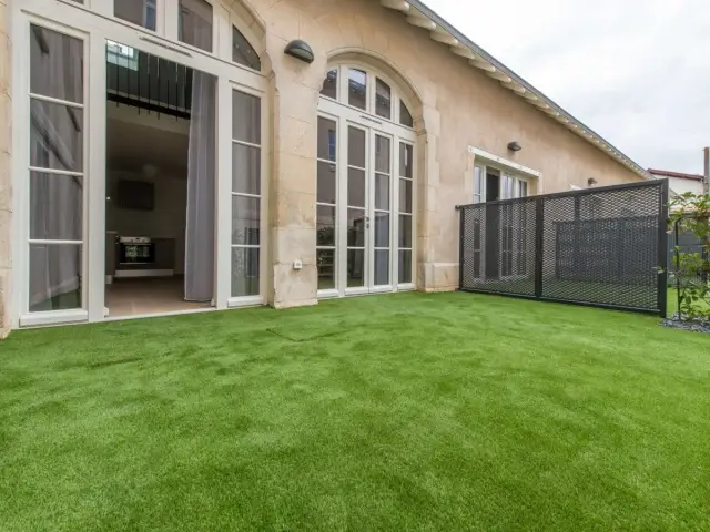 Reconversion d'un ancien hôpital en logements - Vue du jardin du carré des lettres, à La Rochelle