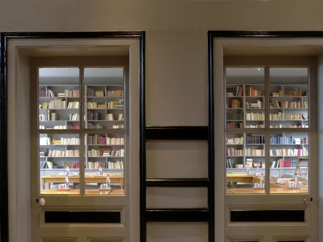 Une grande bibliothèque dans la "salle des maîtres"