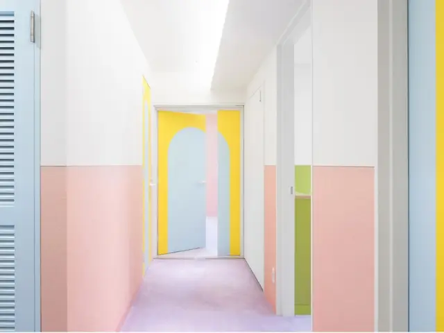 Un couloir pour desservir les chambres