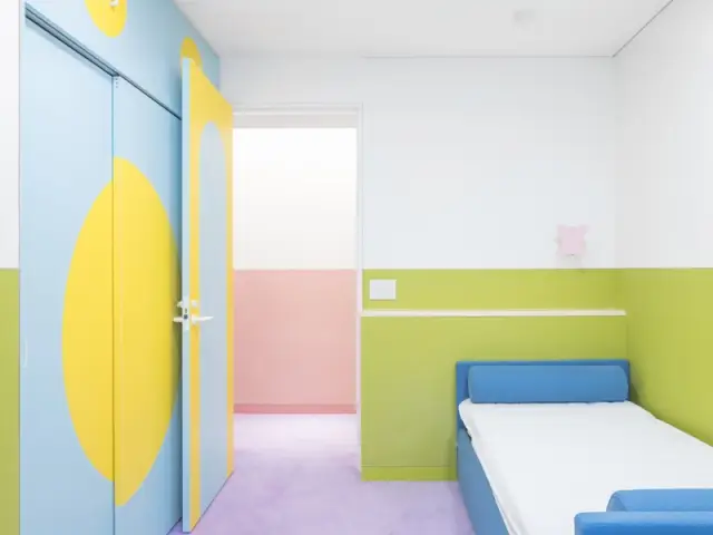 Une chambre rythmée par la couleur