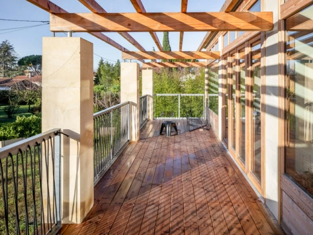 Une terrasse ouverte qui sert de source de chaleur