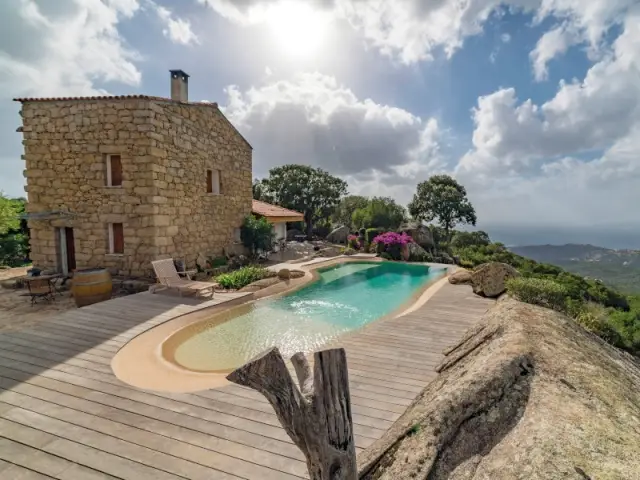 Trophée d'or 2019 catégorie piscine familiale de forme libre de moins de 40 m2