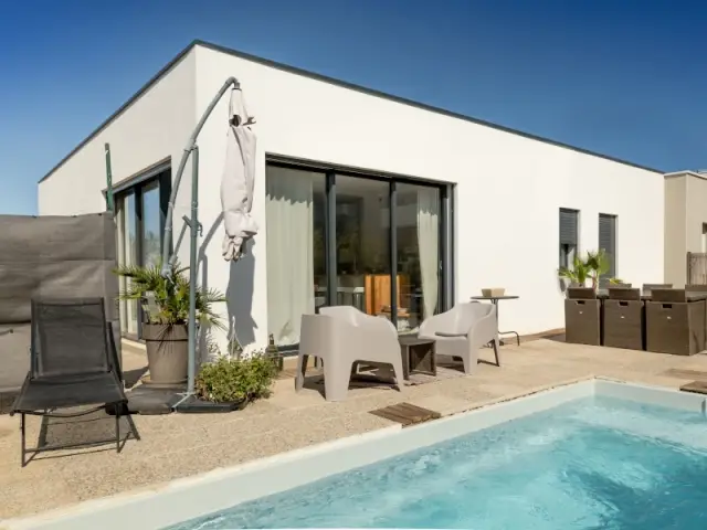 Côté piscine, une maison conviviale et moderne