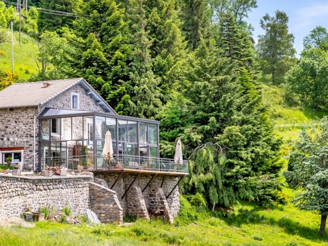 Véranda sur 2 niveaux pour une maison sur la colline