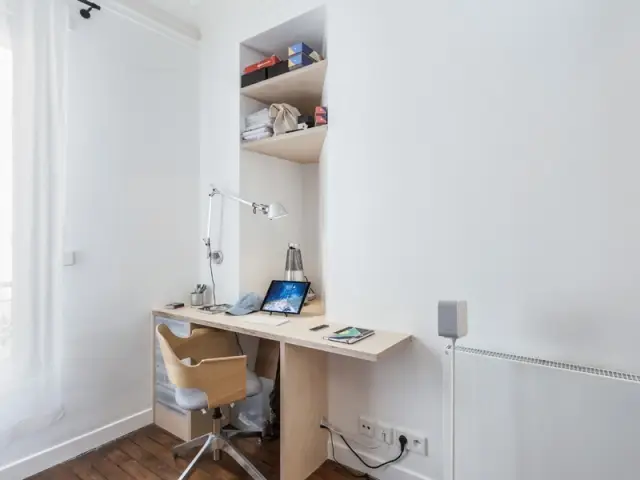 Un petit coin bureau dans une alcôve