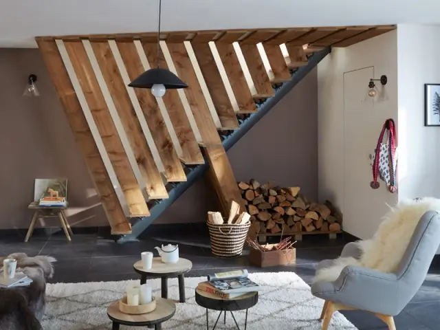 Des lames de bois pour habiller l'escalier 