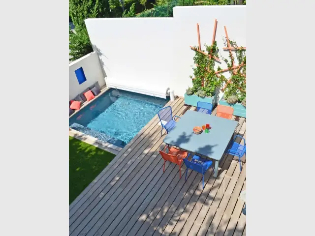 Une large terrasse en bois