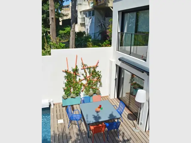 Une terrasse entourée de verdure