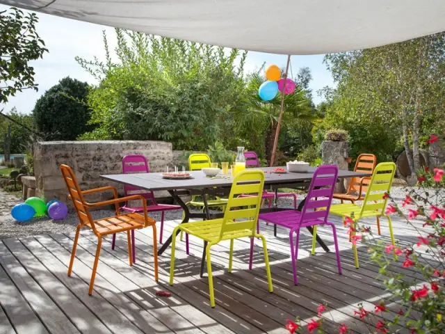 Une terrasse colorée pleine de bonne humeur