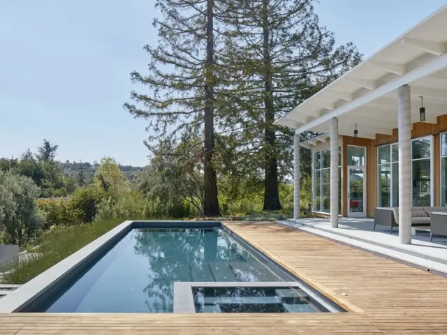 Une terrasse avec piscine