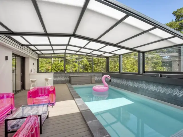 Un abri modulable pour profiter de sa piscine en toute saison