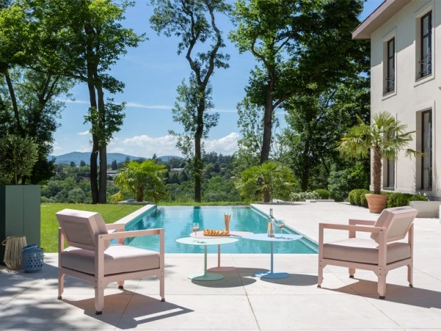 Un salon de jardin couleur sorbet au bord de la piscine