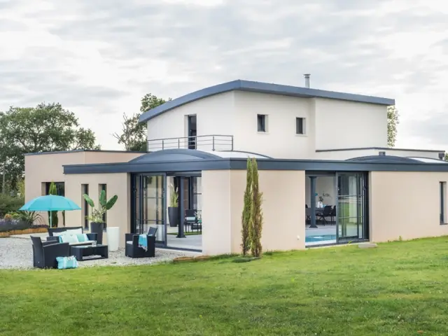 Une maison construite autour de la piscine