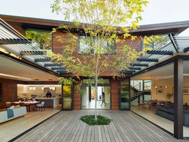 Une maison organisée autour d'un patio intérieur