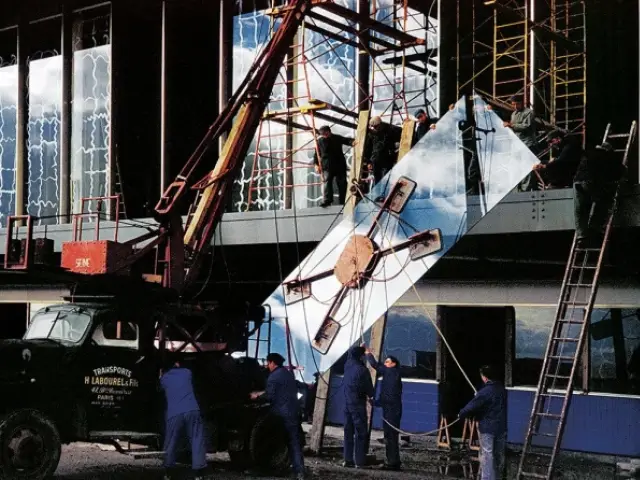 Orly, installation d'une glace de la Galerie